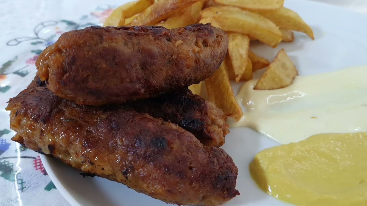 Mici din carne de porc făcuți acasă.