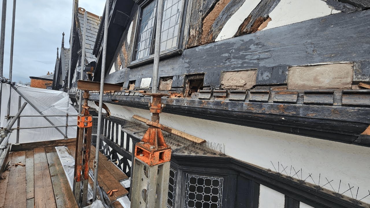 Снятие нагрузки с крыши | Ведутся масштабные ремонтные работы и реставрация деревянных каркасных ...