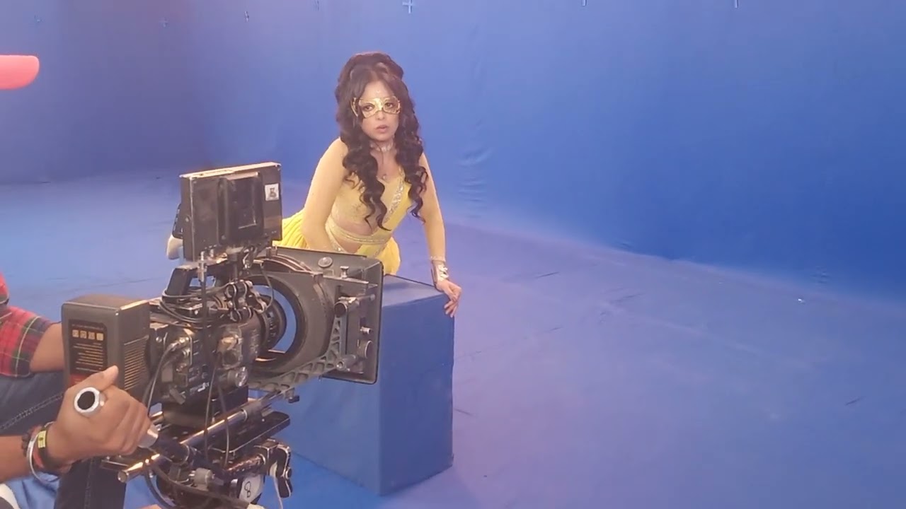 Divya Prem : Ek Prem Aur Rahashya Ki kahani Divya asama me ud rahi hain 