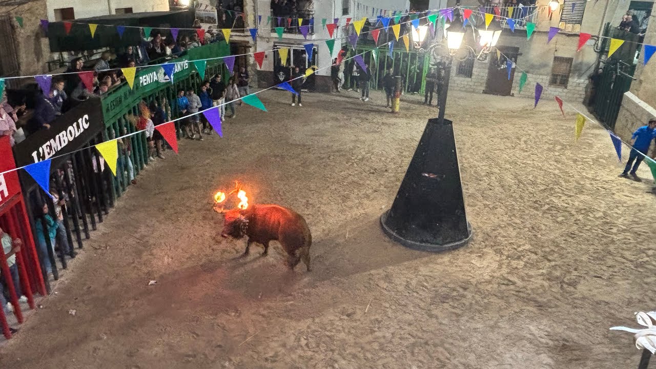 FIGUEROLES 2025, TORO POR LA NOCHE CON FUEGO EN LOS PITONES 25/09/25