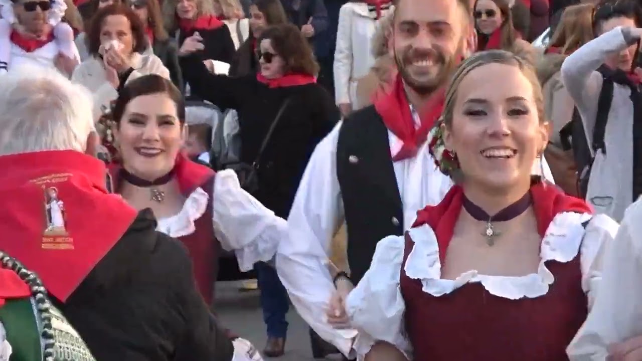 Pasacalle y volteo de banderas , fiestas de San Antón 2025