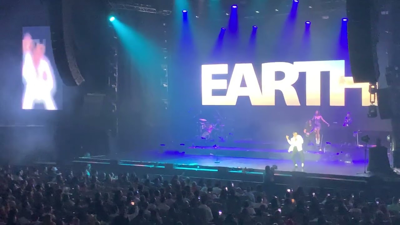 Lenny Jay en Chile de Arena Monticello: Earth Song - This Is Michael - HD HQ