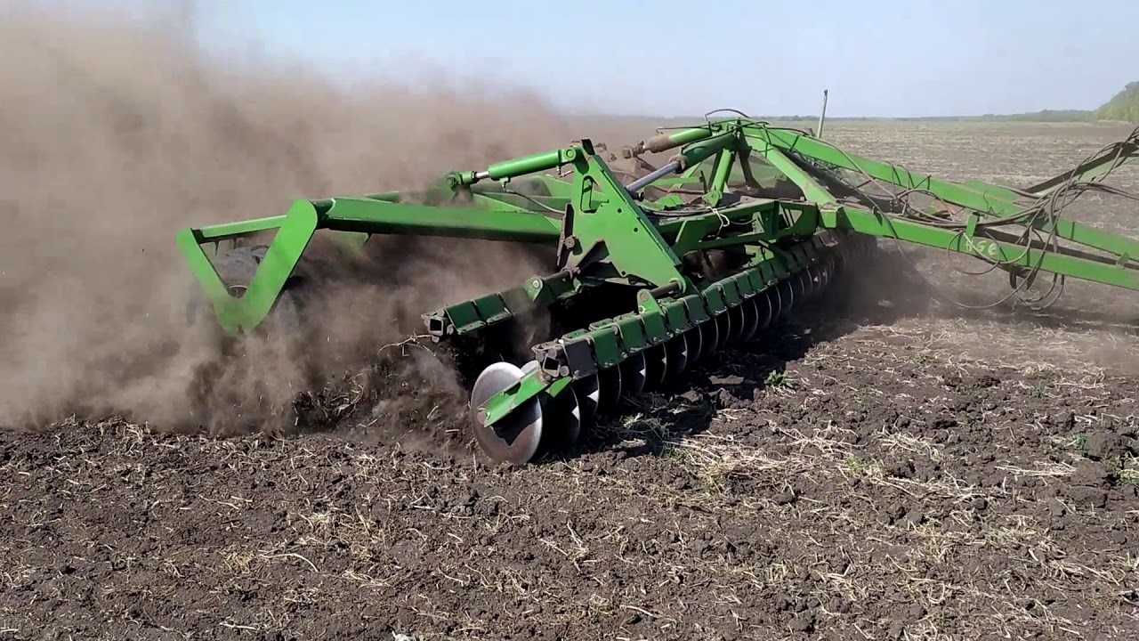 Очень тяжёлые осенние работы перед посевом оз пшеницы, пыль булыжники после пахоты.