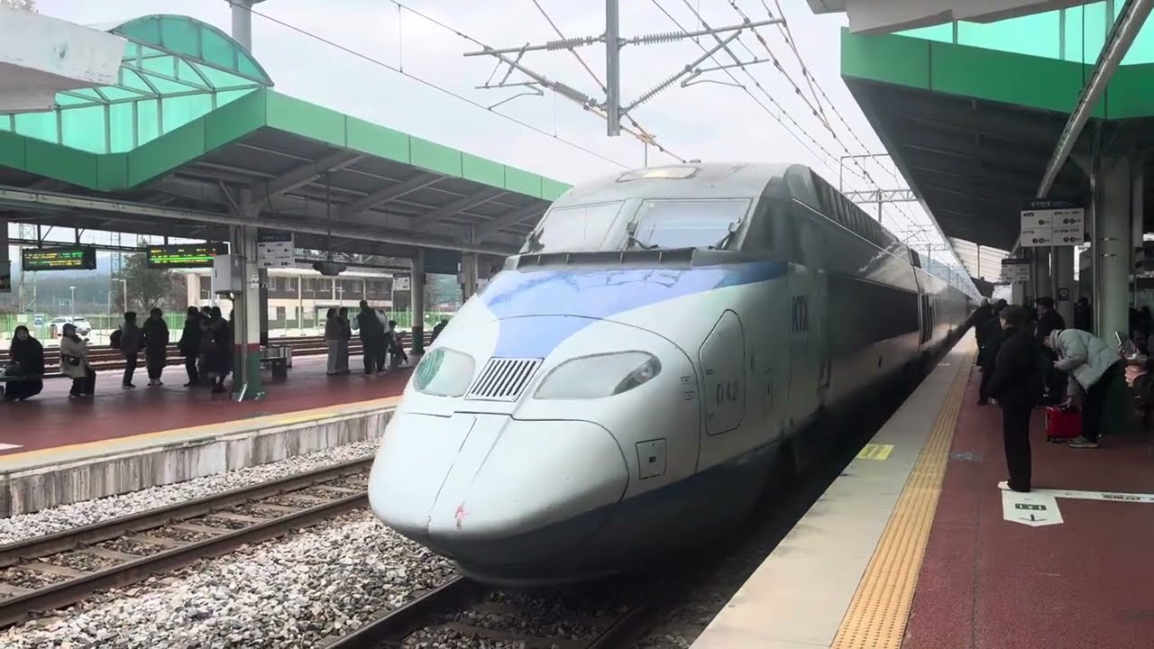 Korea's high-speed rail KTX is entering Jeonju Station