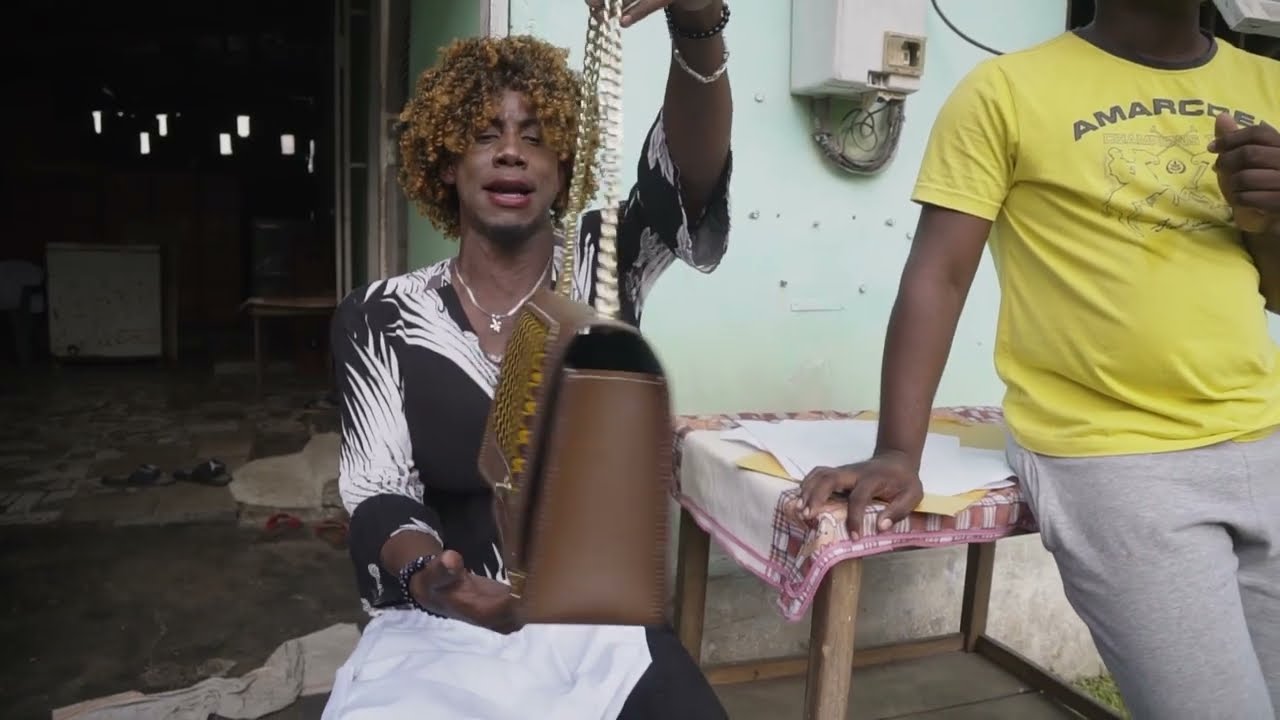 L'humoriste  Gabonais Maman Grand Nord reçoit un sac  à Main de la marque 