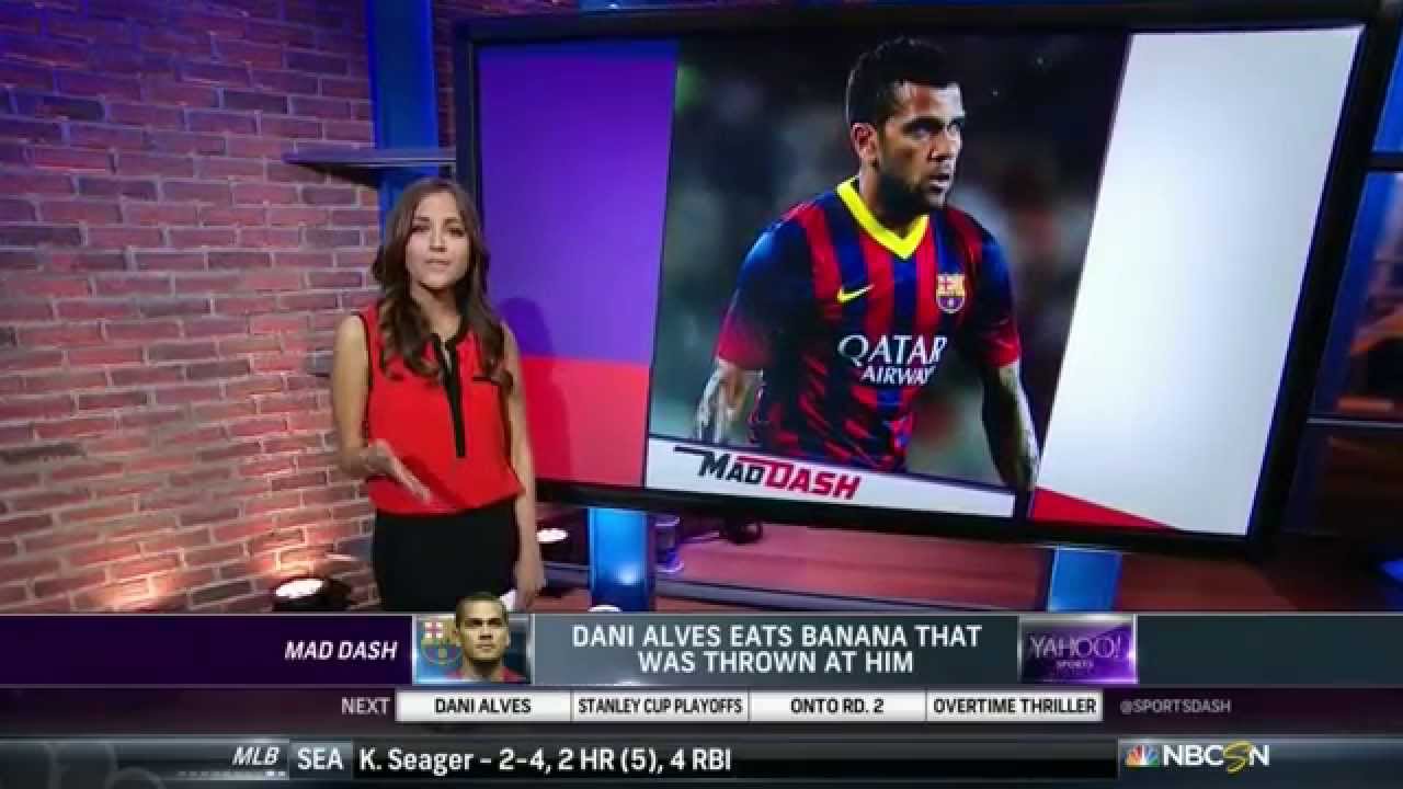 Dani Alves eat a banana thrown from the stands 2014 (HD)