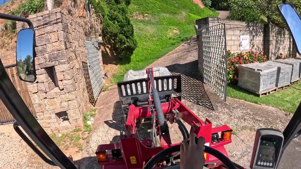 TRANSPORTANDO PALET COM MINI PÁ CARREGADEIRA YANMAR V3S