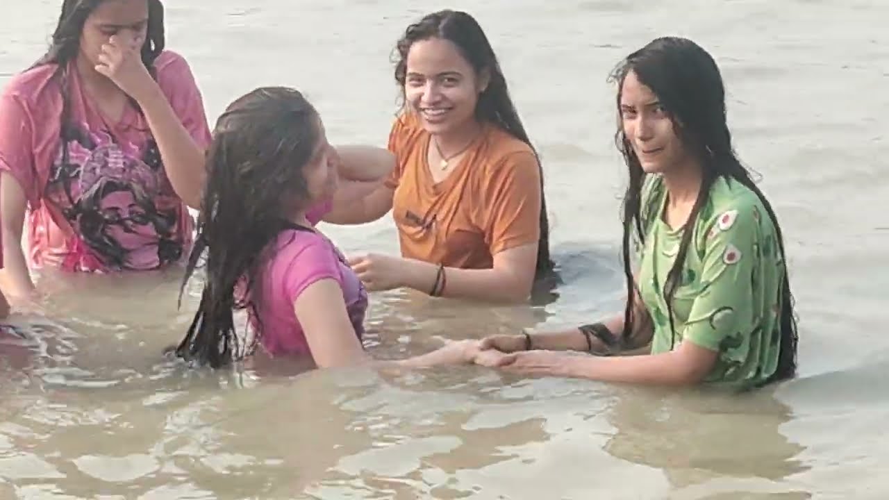 ताई ने किया बेटियों के साथ गंगा स्नान हरिद्वार @धनवंती हरियाणवी ताई🗾🙏