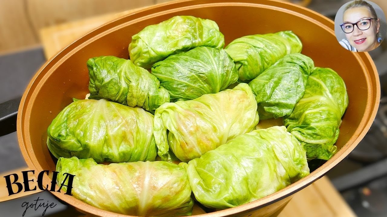 Gołąbki z młodej kapusty w sosie pomidorowym. Są wspaniałe. Przepis krok po kroku Becia gotuje.