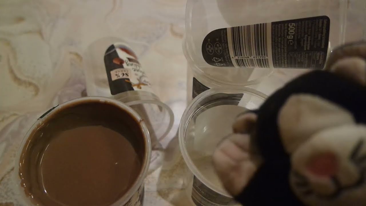 Lieblings Sahne Pudding mit Vollmich Schokolade unbox und einem lustigen becherspiel