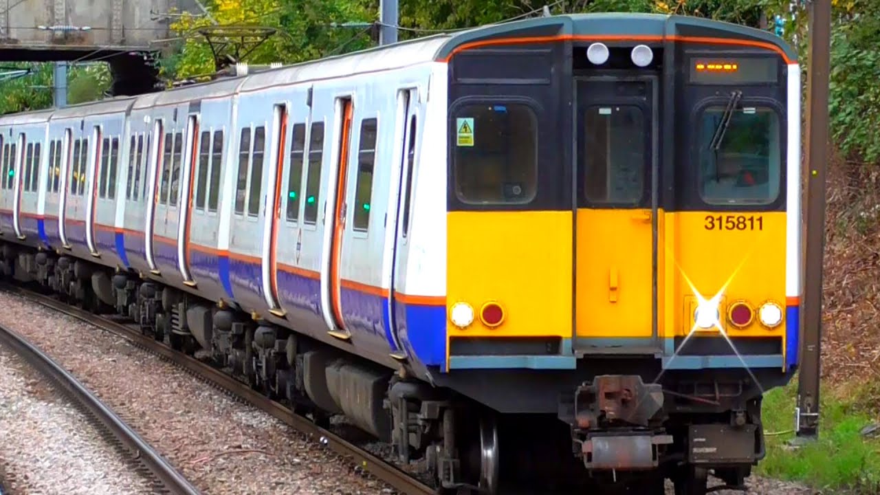 Trains at Dalston Kingsland - 06/10/20