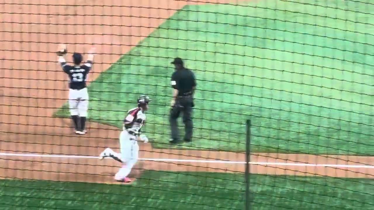 Hyeseong Kim (KBO, Kiwoom Heroes) inside-the-park home run 14.08 sec