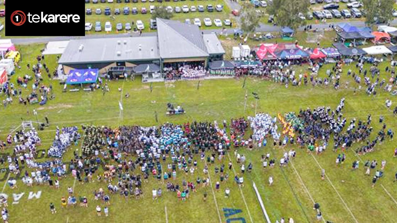 Юные спортсмены выходят на поле на турнире по тач-регби среди маори.