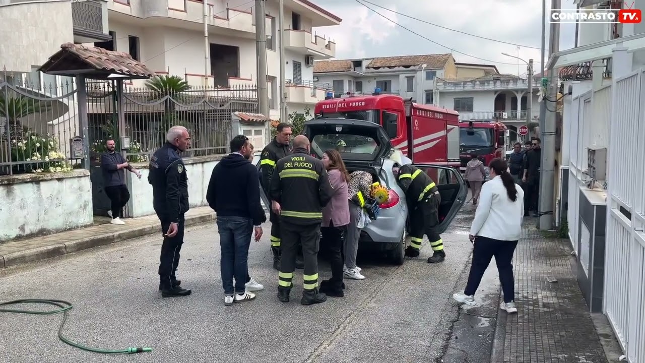 Auto in fiamme a Teverola