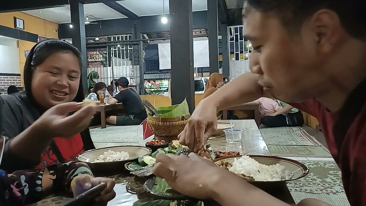 mangan buko poso ning cowek ireng