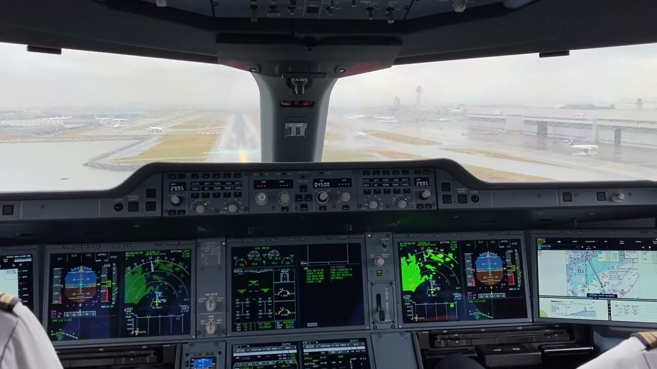 Airbus A350-900 landing in Tokyo / Haneda in heavy rain