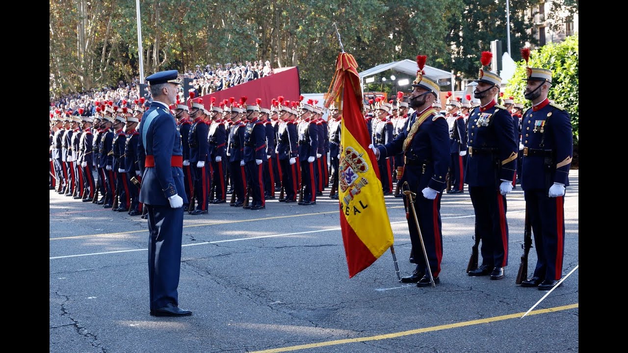 SS.MM. los Reyes y la Princesa de Asturias presiden el desfile militar en la Fiesta Nacional