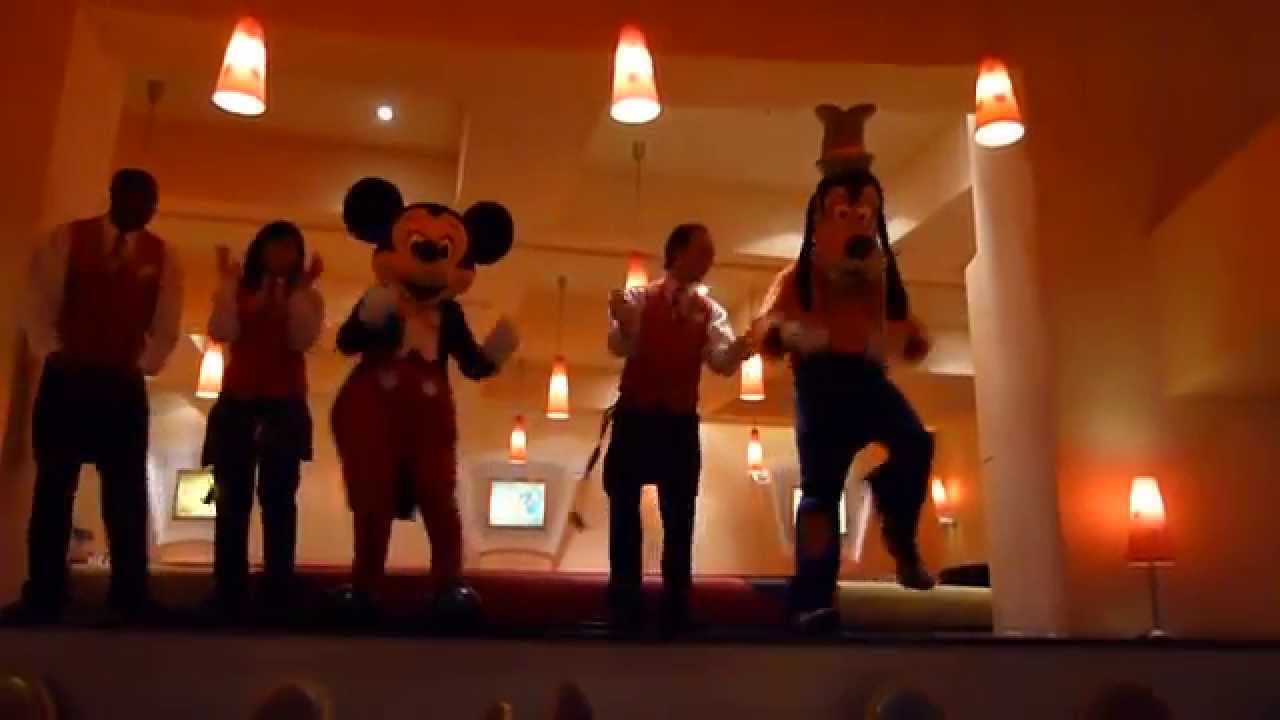 Think (Freedom) avec Mickey et Dingo - Café Mickey - Disneyland Paris - 12.02.2011