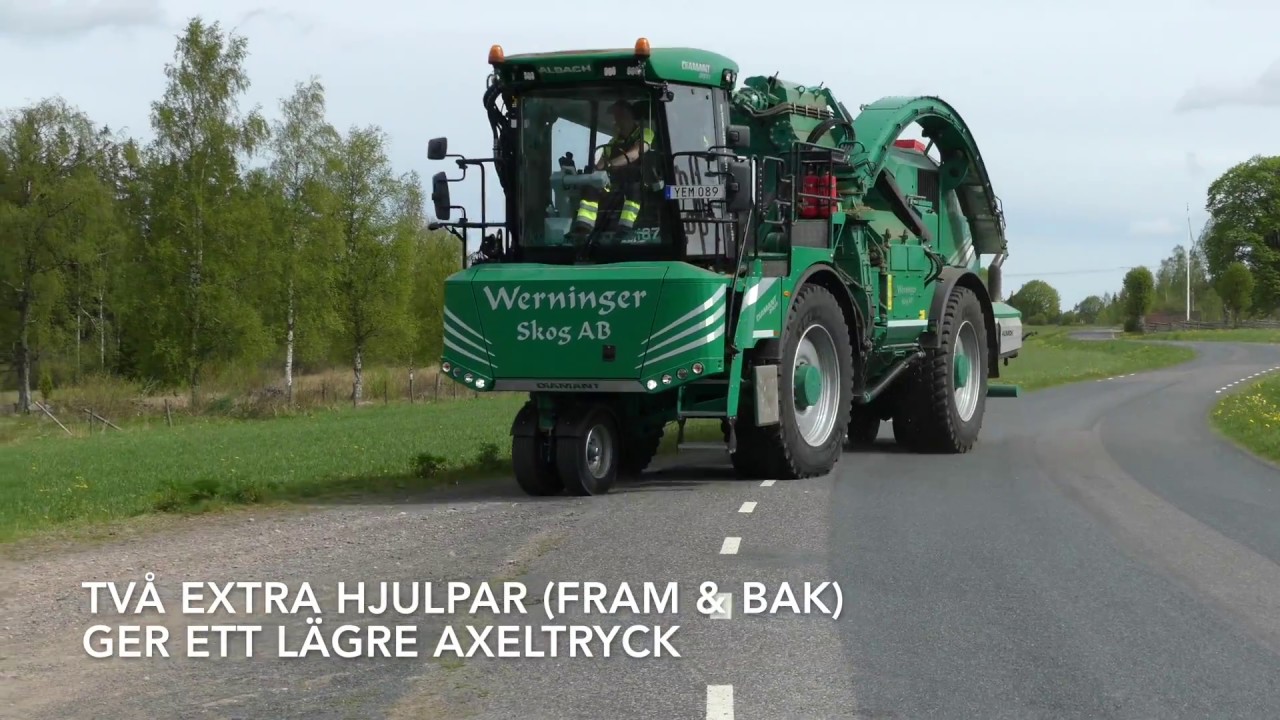Albach Diamant 2000 med VolvoPentamotor flisar skogsbränsle vid avlägg