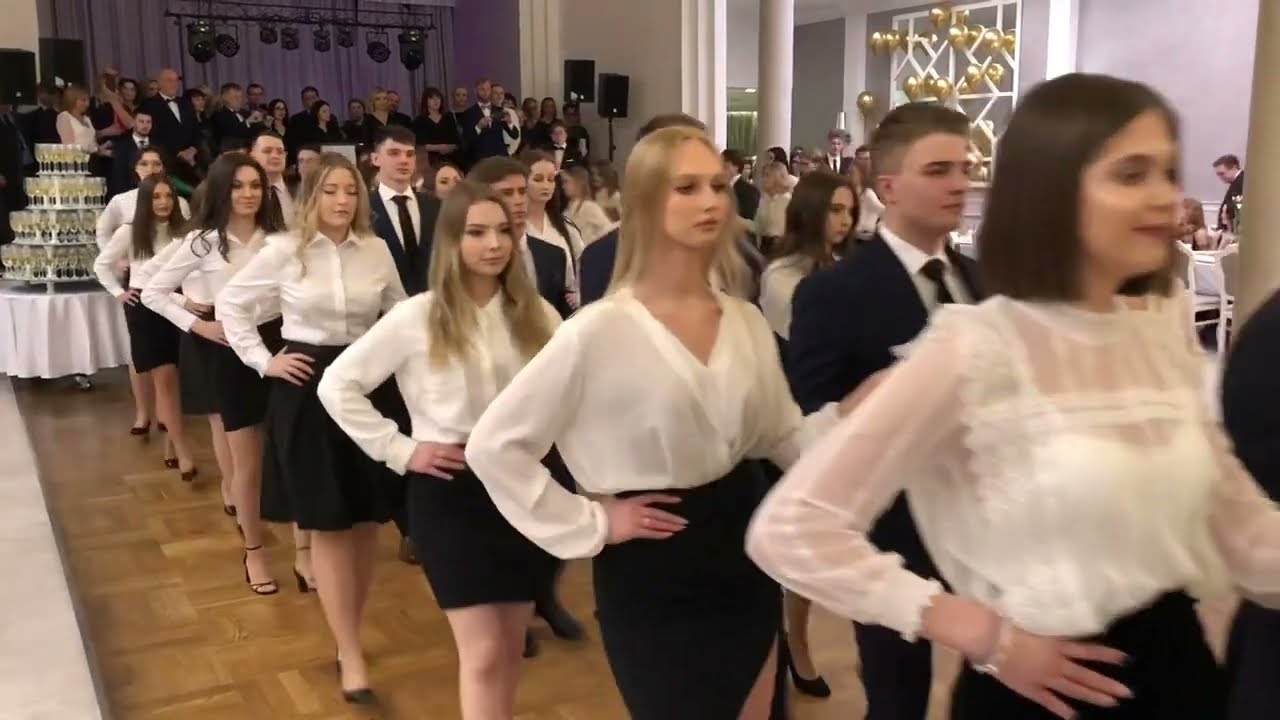 Fragmenty poloneza w wykonaniu uczniów II LO w Lesznie