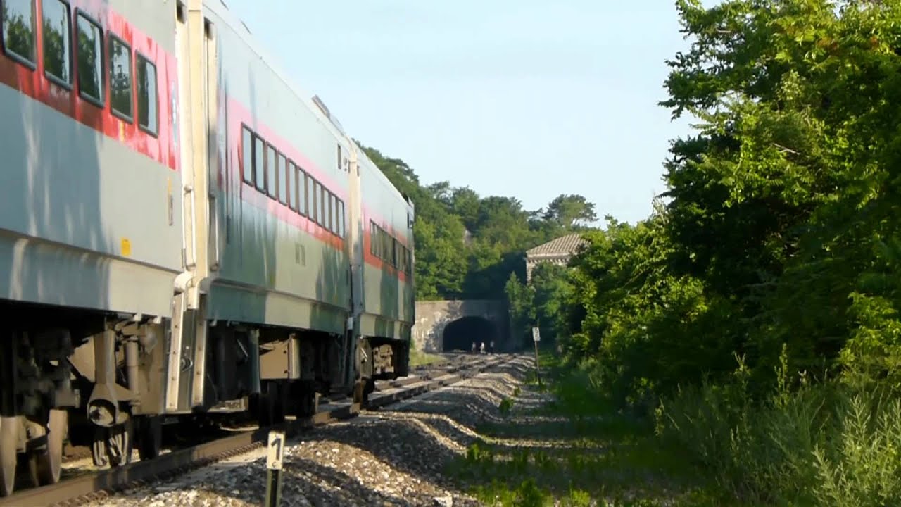 MN 8852 stops and goes at Breakneck Ridge
