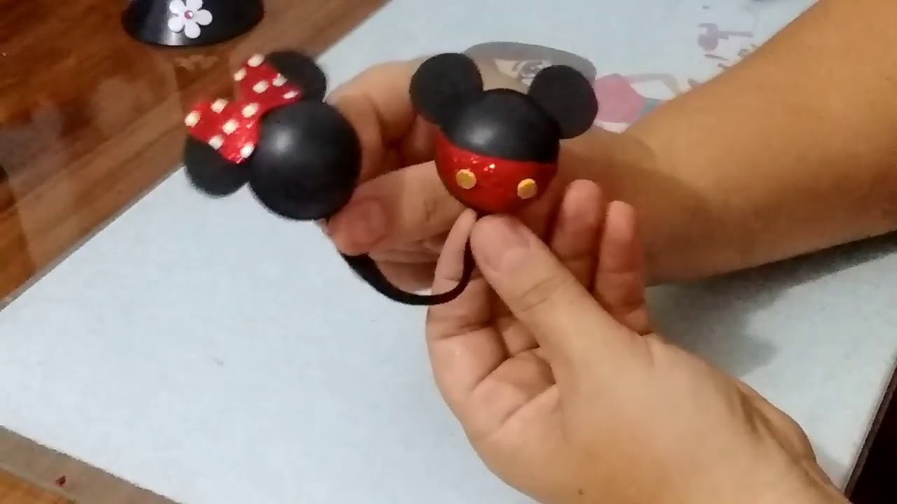 Pingente e prendedor de fios da Minnie e Mickey
