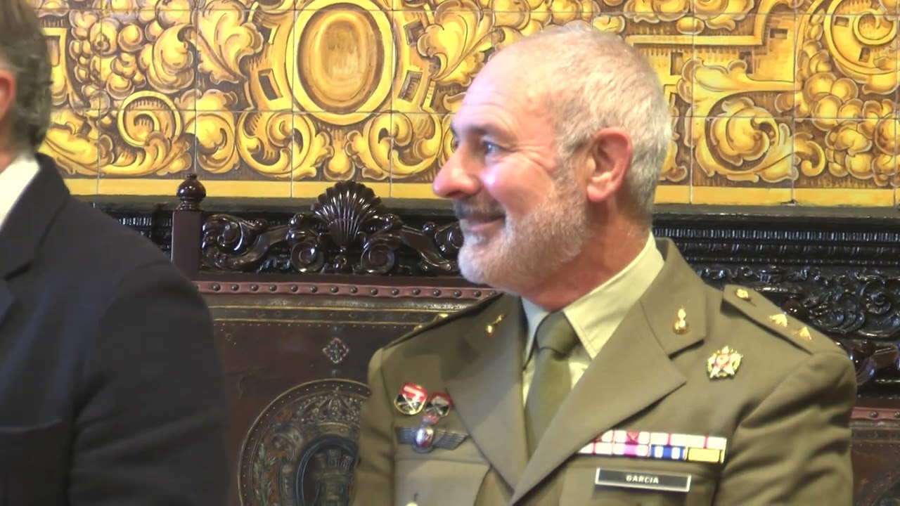 El coronel jefe del RACTA-4 visita oficialmente el Ayuntamiento