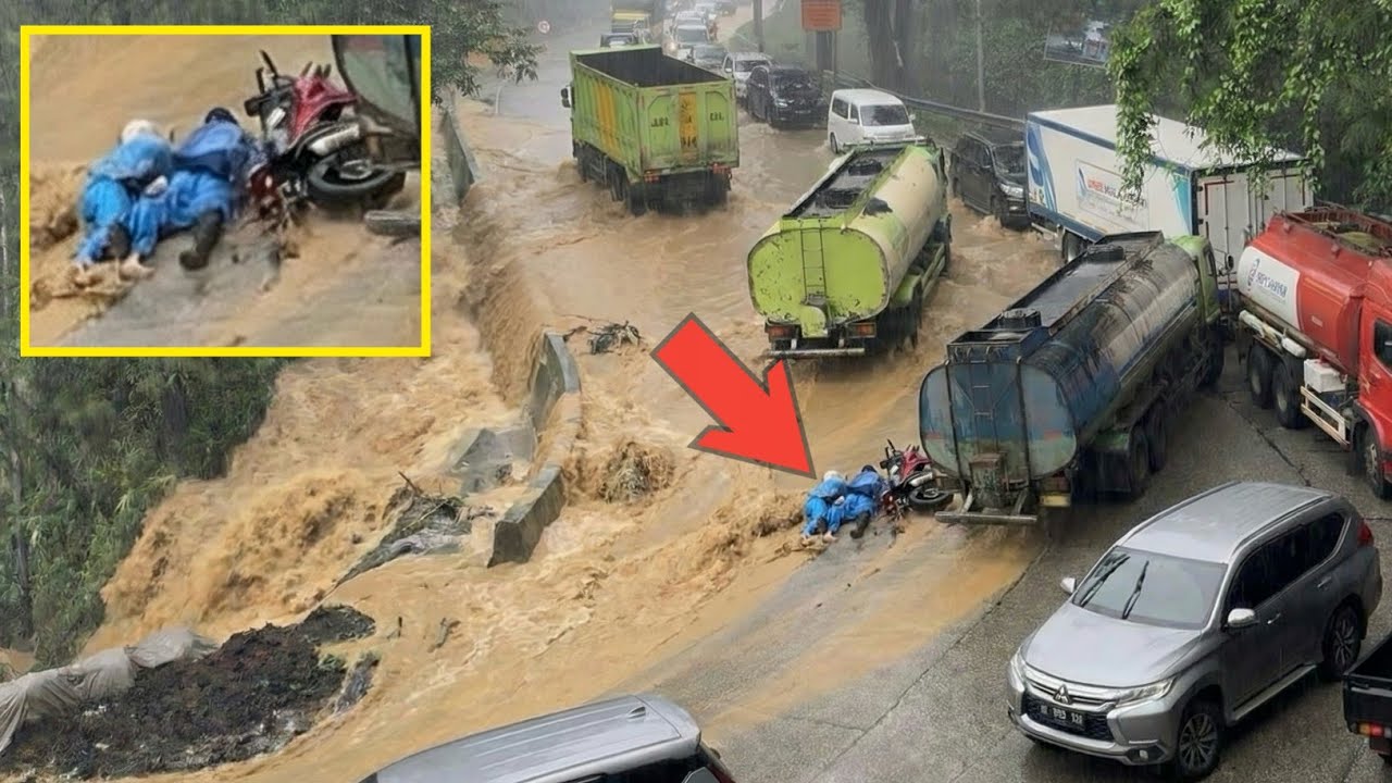 Cuaca Extreme‼️ Air Meluap Jalan Banjir, Detik Detik Mengerikani Pemotor Terjatuh di Sitinjau Lauik