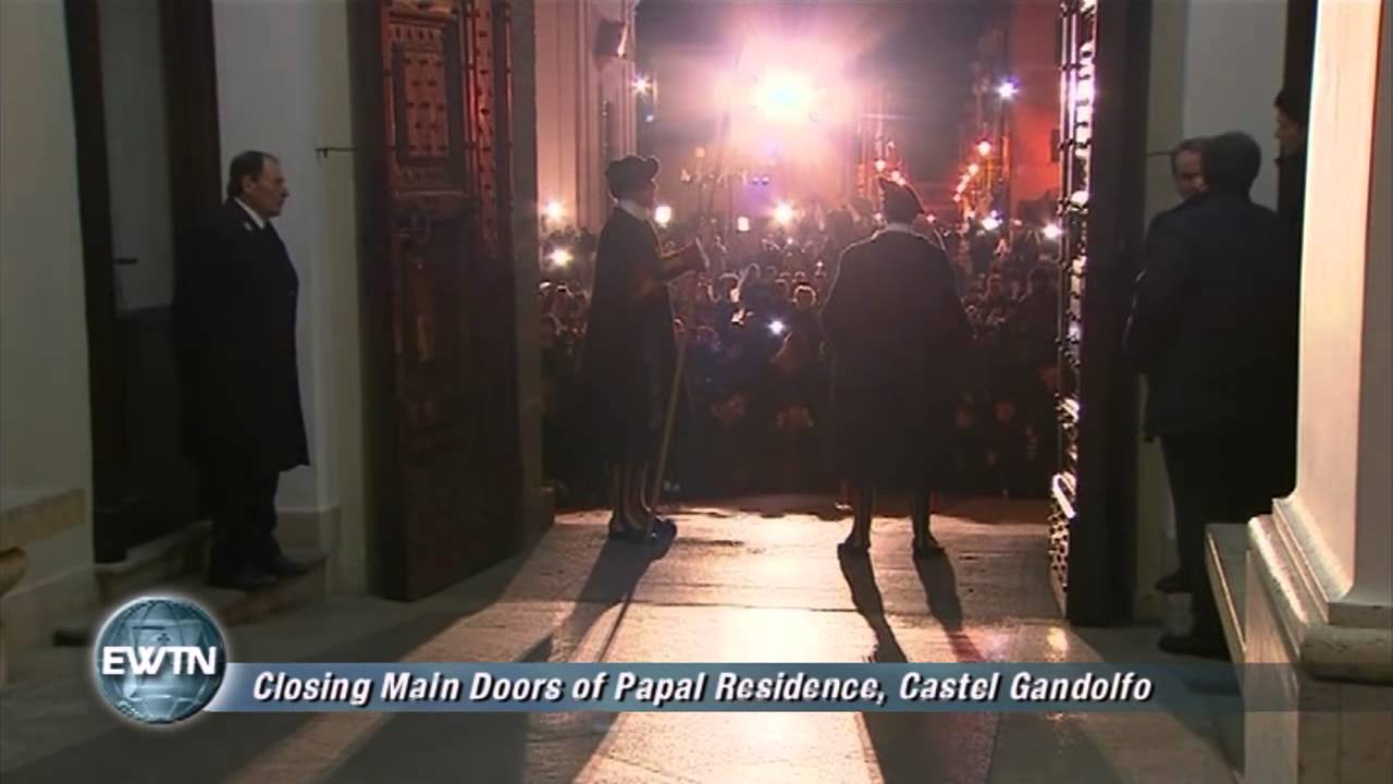 Benedict XVI - Closing main door of Papal Residence in Castel Gondolfo- 2013-02-28
