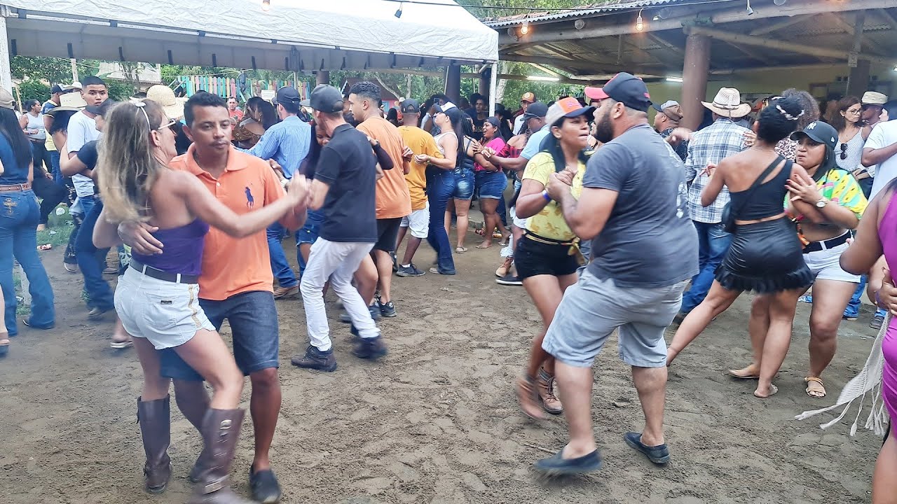 O BAILE FOI SEGUINDO NOITE A FORA - DANÇANDO FORRÓ NO BAILÃO DO BAR DO BASI (VANERÃO)