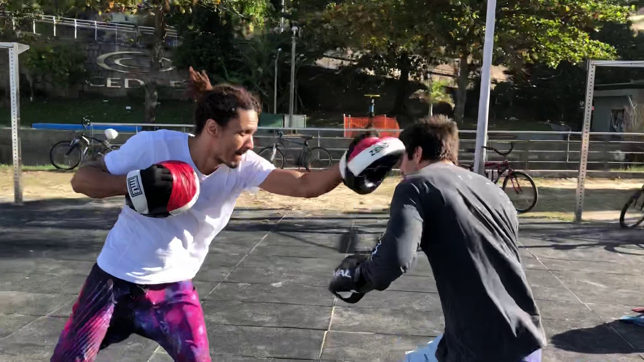 Topi de Alencar boxing no Leblon