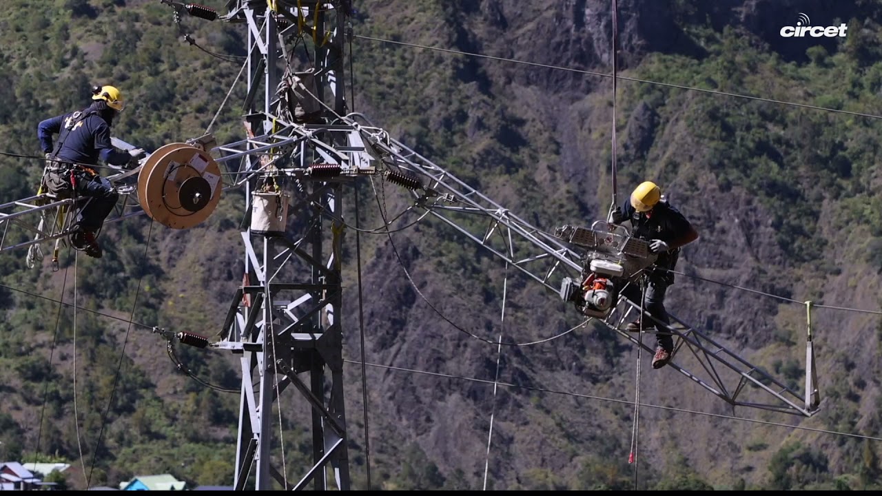 Circet Réunion à Cilaos - Enroulement de câbles optiques sur des câbles haute tension