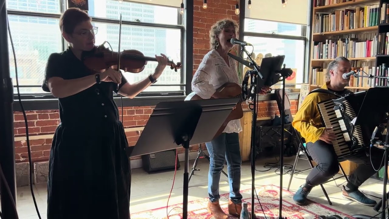 Cindy Paley sings Arum dem Fayer
