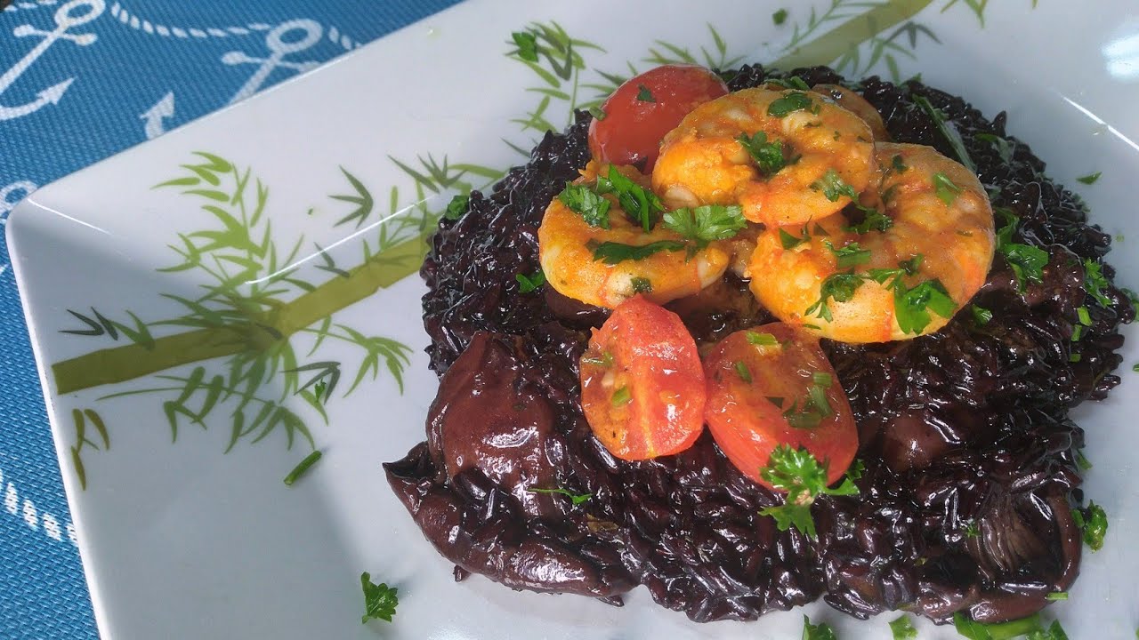 RISOTO DE ARROZ PRETO COM COGUMELOS E CAMARÕES DELICIOSO E SABOROSO