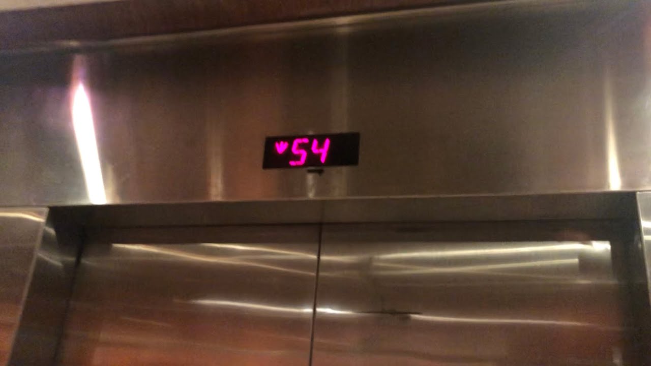 High Speed Toshiba freight elevator @ Hong Kong New World Tower in Shanghai,東芝高速貨運電梯在上海香港新世界大廈