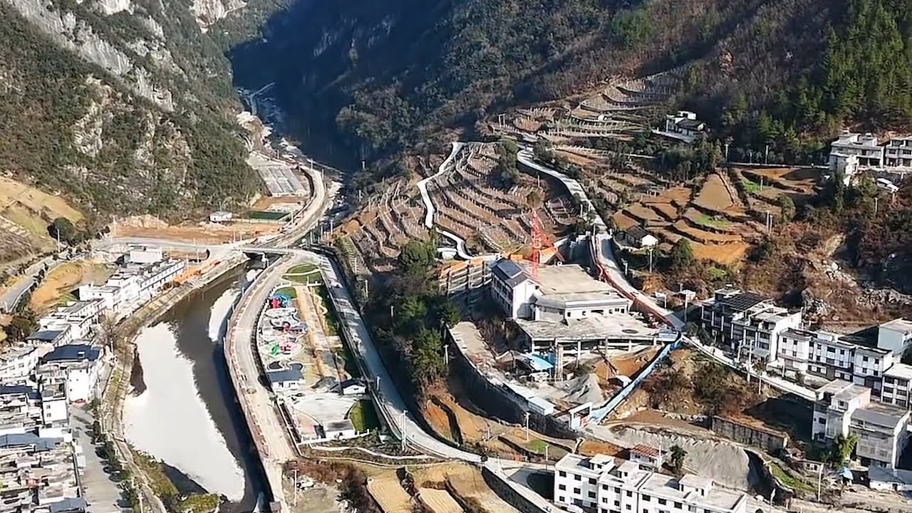 Cliff roads deep in the mountains of Chongqing, China中国重庆大山深处的悬崖公路