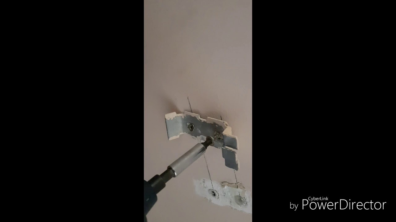 SOPORTE DE  RADIADOR DE CALEFACION DESCOLGADO