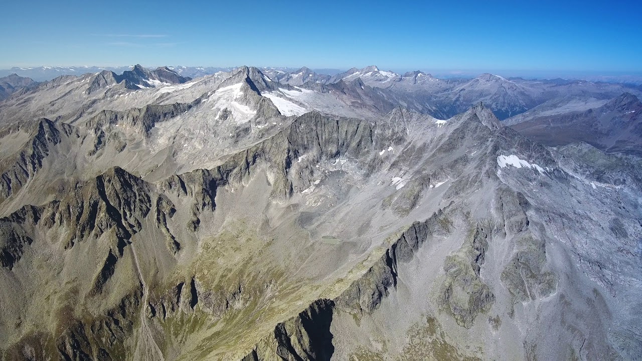 Rundblick über dem Ahrntal  in Südtirol. Panorama sopra il rio nero in valle aurina.