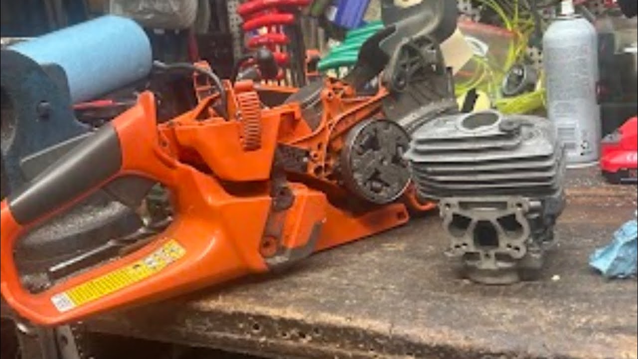 Husqvarna 555 teardown for machine and port work 😎
