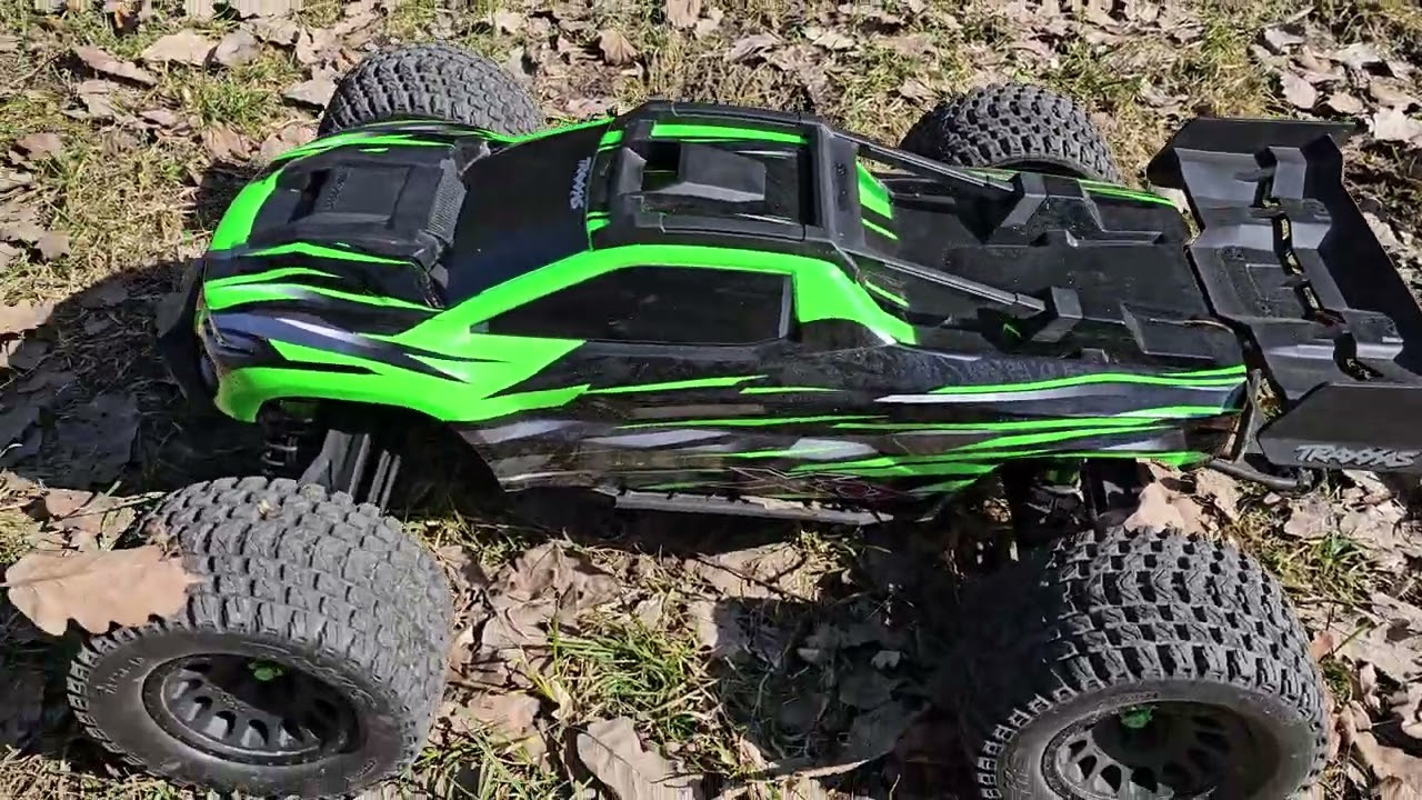 X-maxx, XRT a Bronco, jazda a skoky v lese.