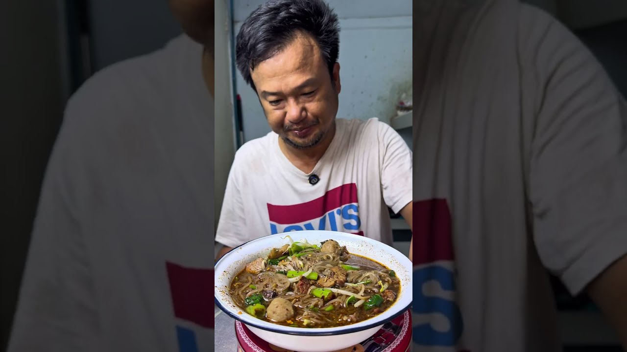 ก๋วยเตี๋ยวเนื้อเปื่อยลูกชิ้นแคบหมูกรอบๆ