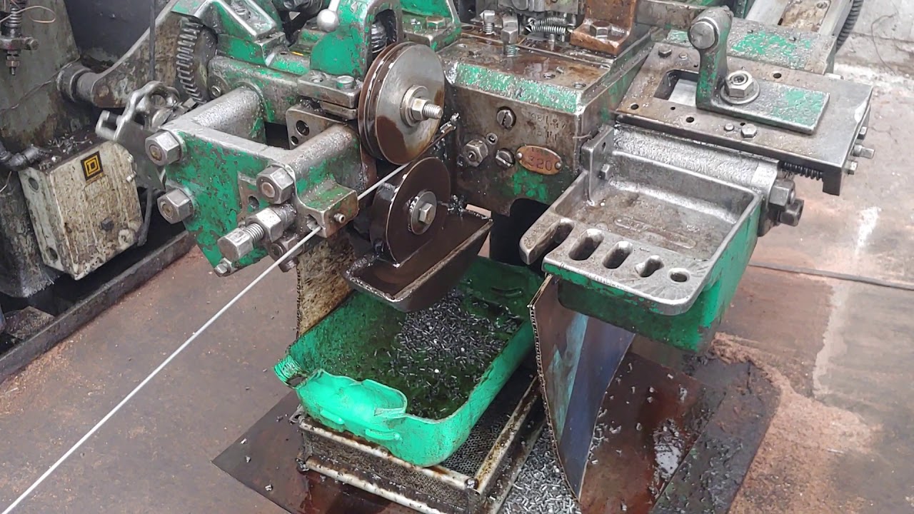 M&aacute;quina fabricando remaches 7