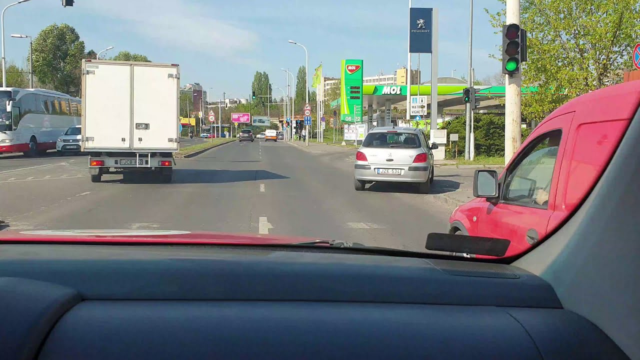Vonuló tűzoltók elől lehúzódó autók a forgalomban