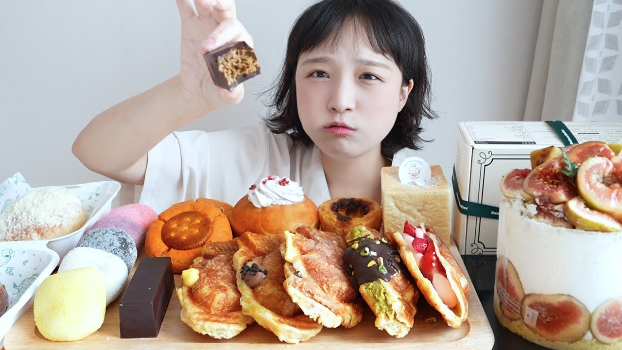 팬밋업 선물들로 빵 파티 먹방🥹❤두바이초콜릿부터 성심당 무화과 케이크까지! 온 세상 사랑이 다 담겨있다 REALSOUND MUKBANG :D