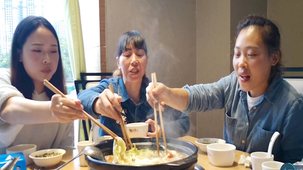 秋妹和媽媽、姐姐逛街，秋妹叫姐姐請吃大餐，姐姐被秋妹宰了一頓【顏美食】