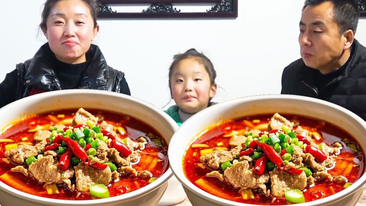 家常水煮肉片，肉质滑嫩、麻辣鲜香，热油一泼香味瞬间涌上来，配着米饭吃最香了！【陕北改艳】