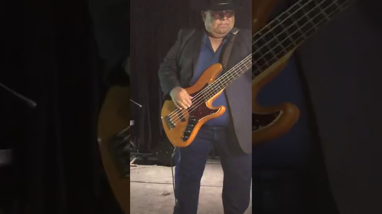 Así Toca El Apa Bajista De los Cachorros