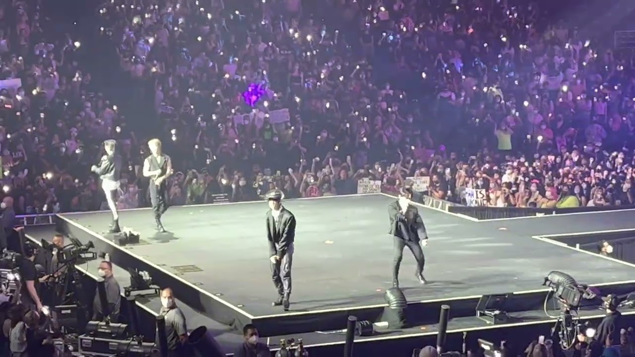 Stray Kids Maniac Tour in Anaheim- Muddy Water