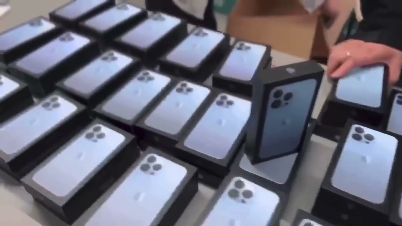iPhone 13 , iPhone 13 Pro , iPhoen 13 Pro Max goods in stocks .