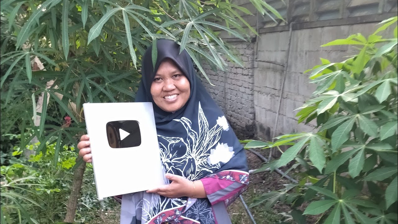 unboxing hadiah perjuangan selama 3 tahun#silverplaybutton#nurainicarey72